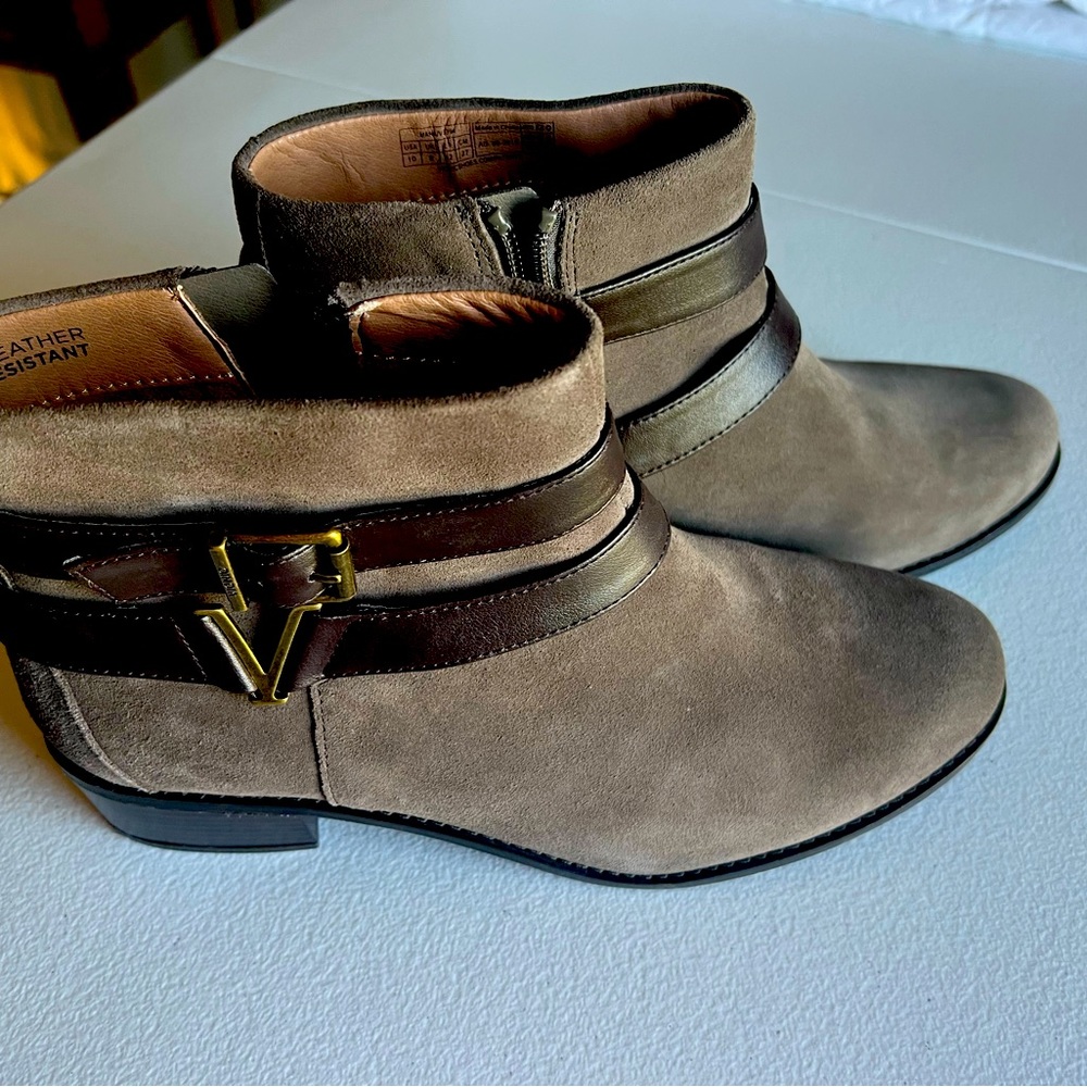 Vionic boot